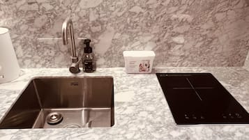 Habitación doble Confort, vista a la ciudad | Cocineta privada | Frigobar, microondas y utensilios de cocina