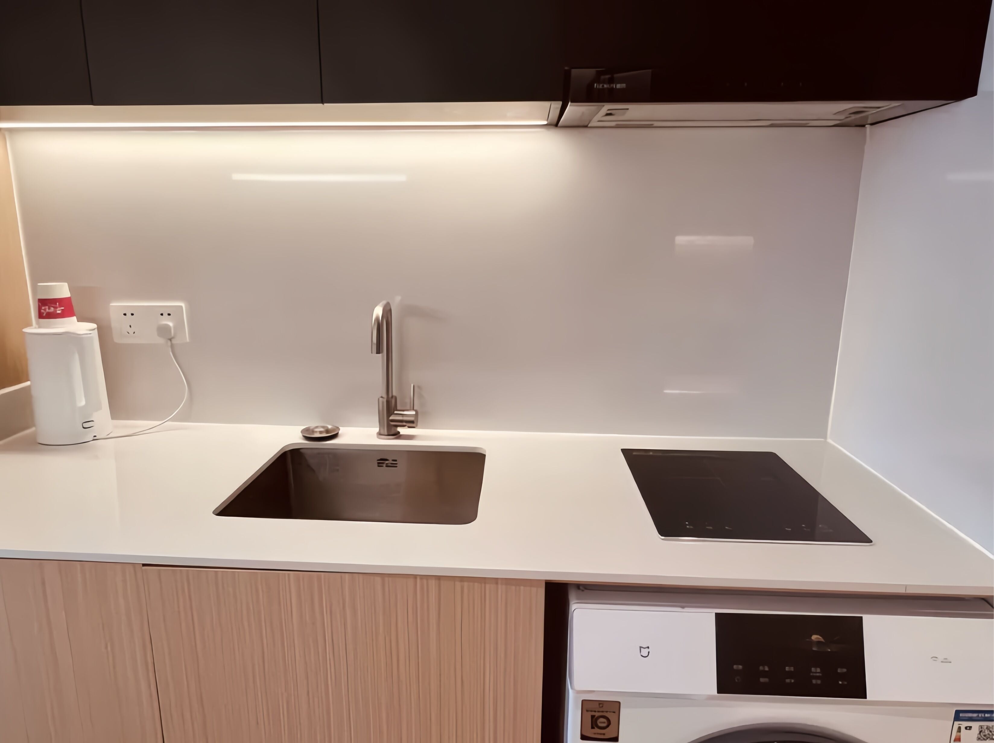 Frigobar, microondas, utensilios de cocina