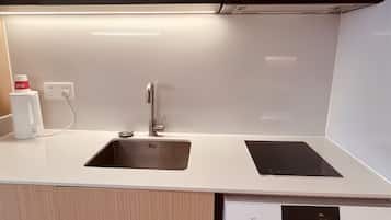 Dobbeltrom – superior, byutsikt | Eget tekjøkken | Minikjøleskap, mikrobølgeovn og kjøkkenutstyr