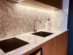 Phòng đôi Junior, quang cảnh thành phố | Bếp nhỏ riêng | Tủ lạnh nhỏ, lò vi sóng, dụng cụ nấu nướng/bát dĩa/dao nĩa 