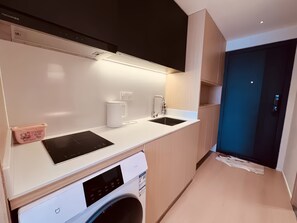 Classic Double Room, City View | Private kitchenette | Mini-fridge, microwave, cookware/dishes/utensils - Shanghai Hills & Art Home (Shanghai)