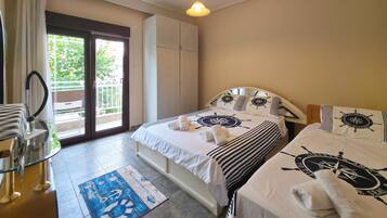 Tabla de planchar con plancha, wifi y ropa de cama