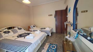 Tabla de planchar con plancha, wifi y ropa de cama