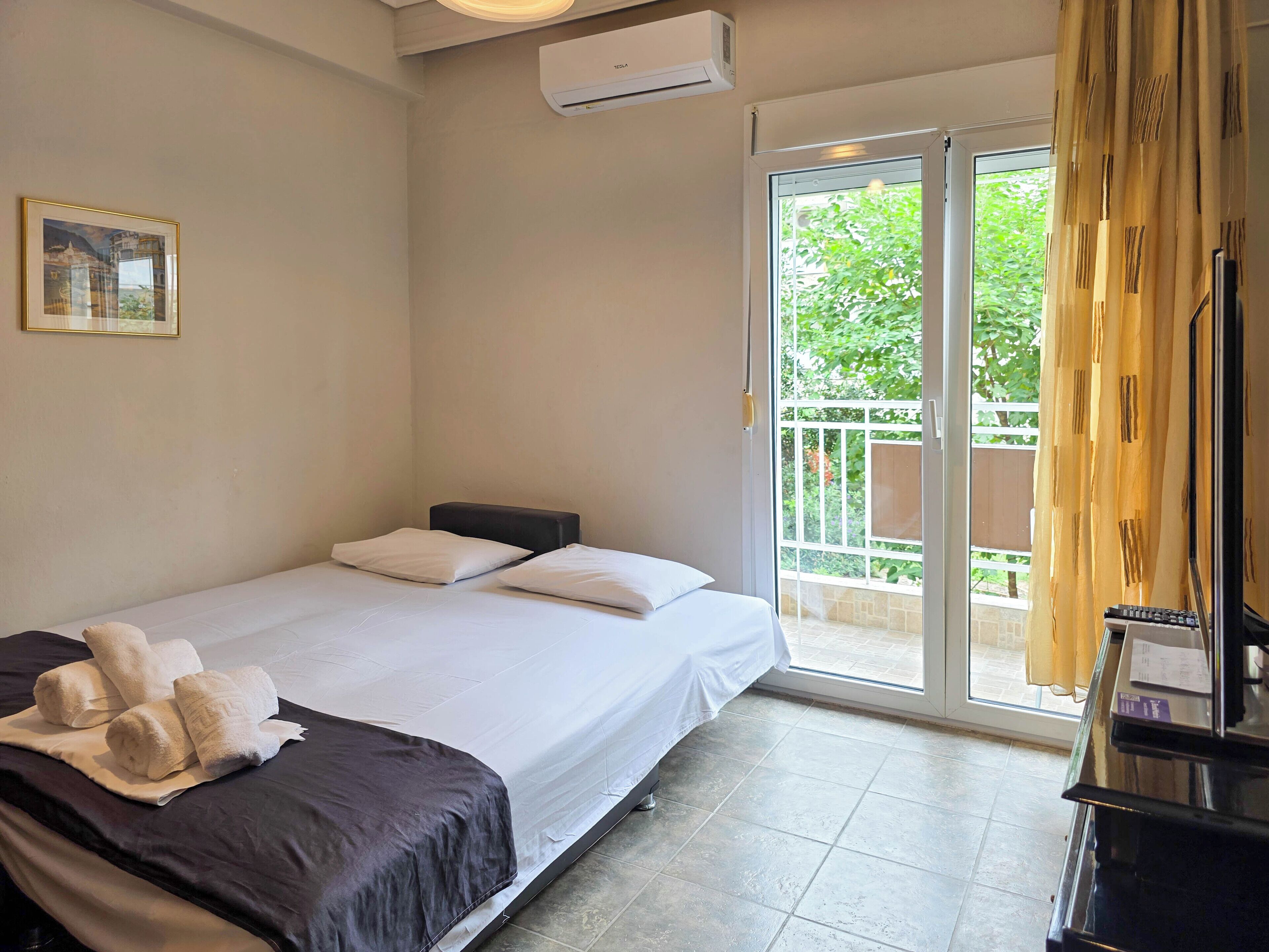 Iron/ironing board, WiFi, bed sheets
