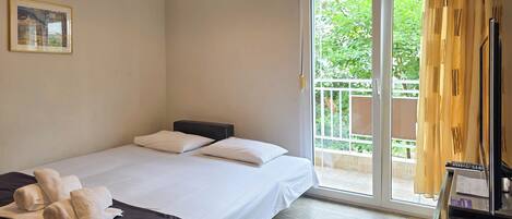 Iron/ironing board, WiFi, bed sheets