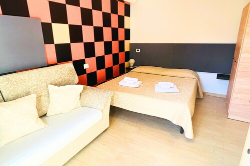 Near Airport - Orange Marina Room