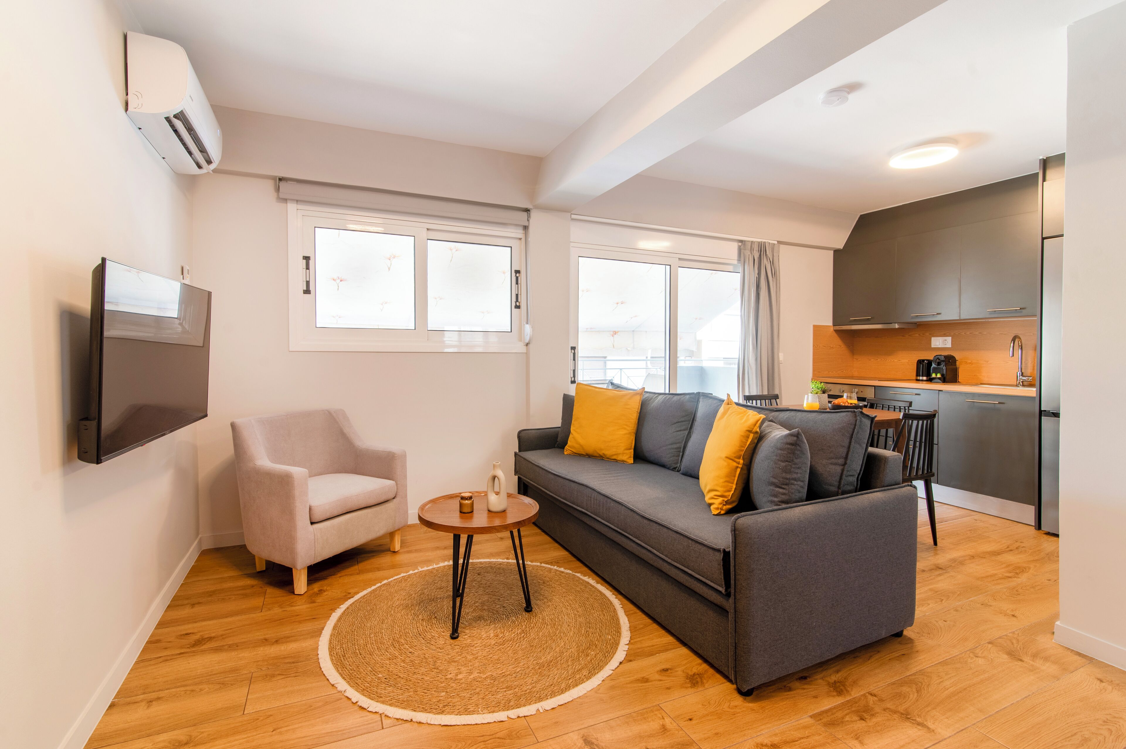 Apartemen Superior, balkon | Area keluarga | Smart TV