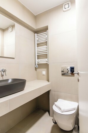 Signature Studio, Balcony | Bathroom | Shower, hair dryer, towels, soap