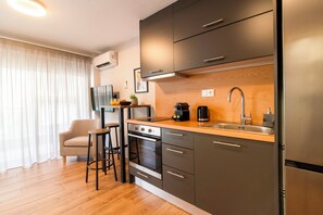 Signature-studio, parveke | Yksityinen keittiö | Täysikokoinen jääkaappi, uuni, espressokone, vedenkeitin