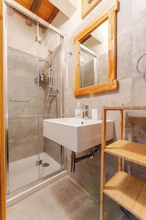 Hair dryer, towels, soap, shampoo - Apartment in the Historic Center of Pietrasanta (Pietrasanta)