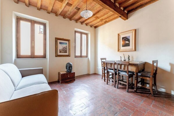 TV - Apartment in the Historic Center of Pietrasanta (Pietrasanta)