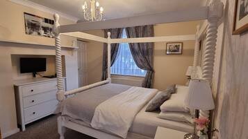 Superior Suite | Iron/ironing board, free WiFi