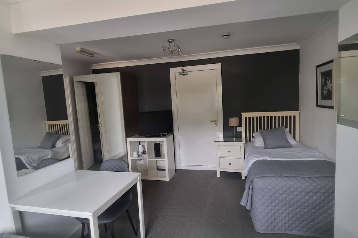 Basic Triple Room | Iron/ironing board, free WiFi