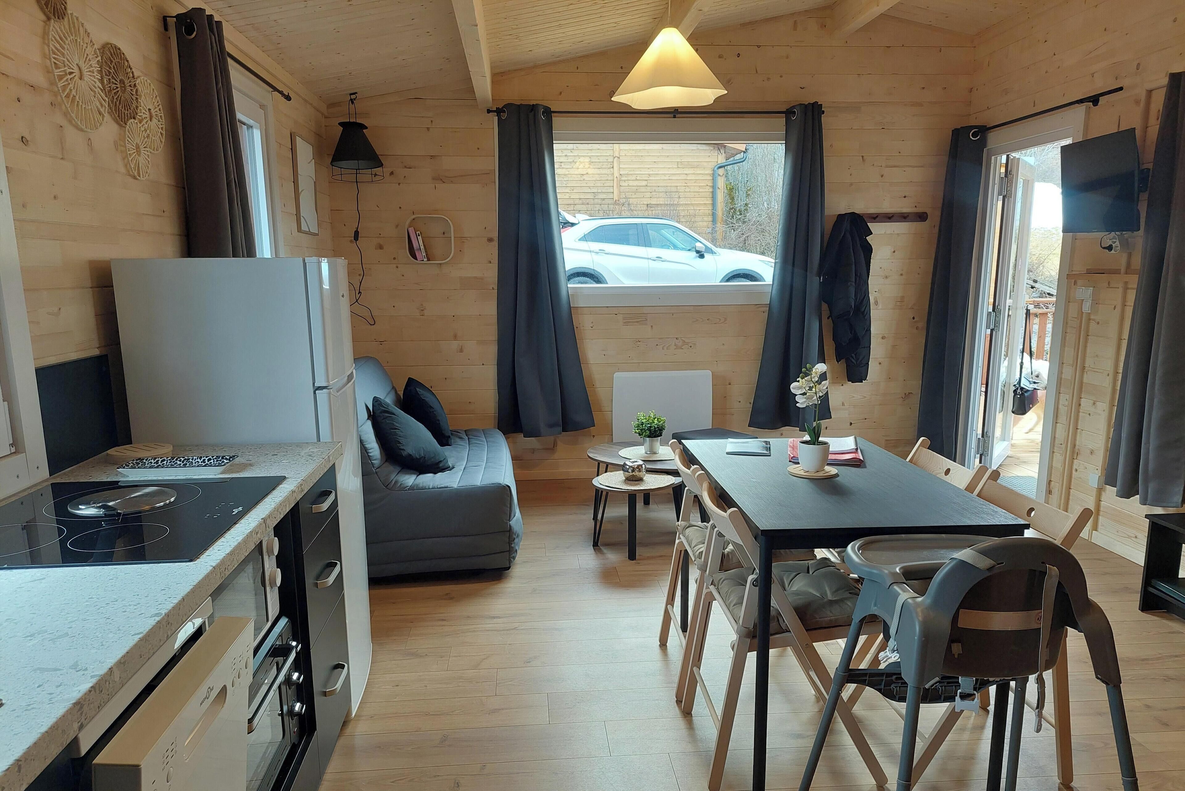 Mikrobølgeovn, ovn, kokeplater og oppvaskmaskin