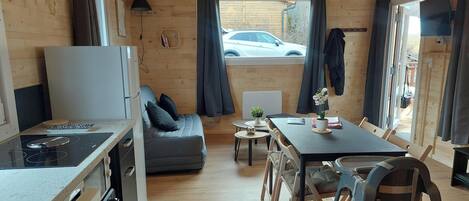 Mikrobølgeovn, ovn, kokeplater og oppvaskmaskin