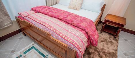 Classic-værelse med dobbeltseng eller 2 enkeltsenge - privat badeværelse - bjergudsigt | Skrivebord, arbejdsområde til bærbare computere, strygejern/strygebræt