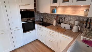 Microwave, oven, dishwasher, coffee/tea maker