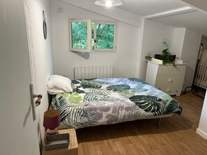 Iron/ironing board, bed sheets