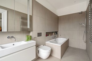 Shower, free toiletries, hair dryer, towels - Grand Glenluce, by Veeve (London)