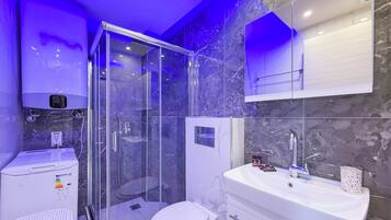 Dusche, Haartrockner, Handtücher, Seife