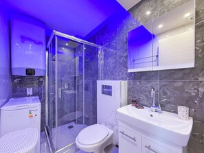 Dusche, Haartrockner, Handtücher, Seife