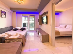 Een strijkplank/strijkijzer, wifi, beddengoed