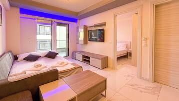 Een strijkplank/strijkijzer, wifi, beddengoed