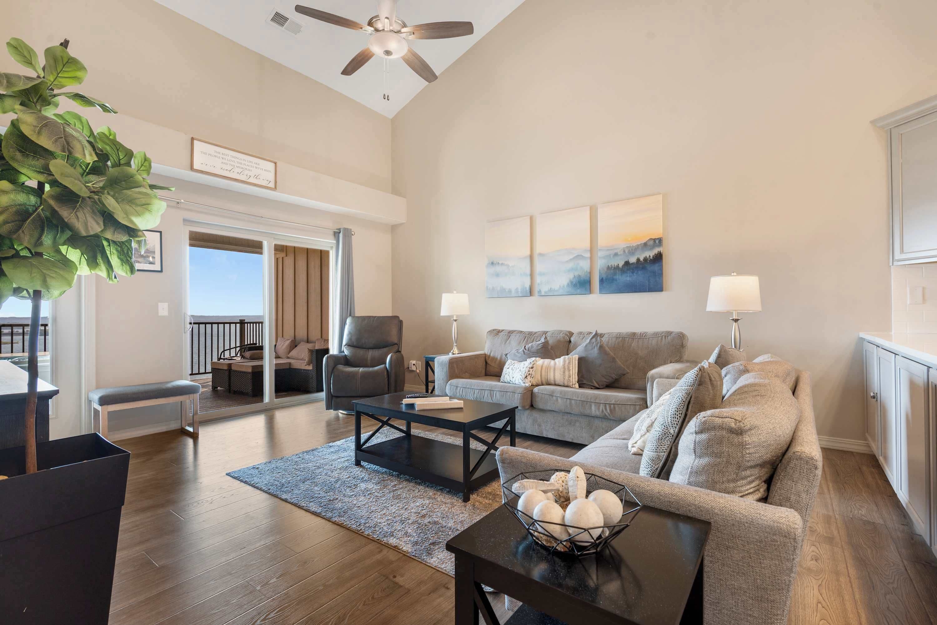 Appart'hôtel, plusieurs lits, balcon (The Lakeview Penthouse) | Coin séjour