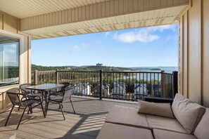 Appart'hôtel, plusieurs lits, balcon (The Lakeview Penthouse) | Vue de la chambre