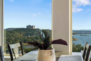 Appart'hôtel, plusieurs lits, balcon (The Lakeview Penthouse) | Restauration