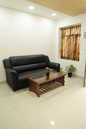 43-吋LED 液晶電視，提供衛星頻道