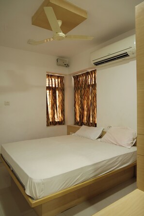 Soundproofing, free WiFi, bed sheets - Aaru Residency (Coimbatore)