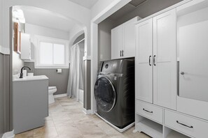 Towels, soap, toilet paper - Delightful 2-bedroom loft in charming Monaca (Monaca)