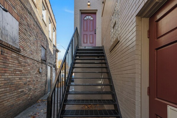 Exterior detail - Delightful 2-bedroom loft in charming Monaca (Monaca)