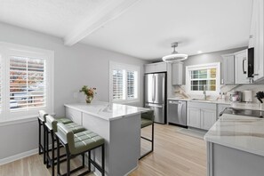 Private kitchen - Delightful 2-bedroom loft in charming Monaca (Monaca)