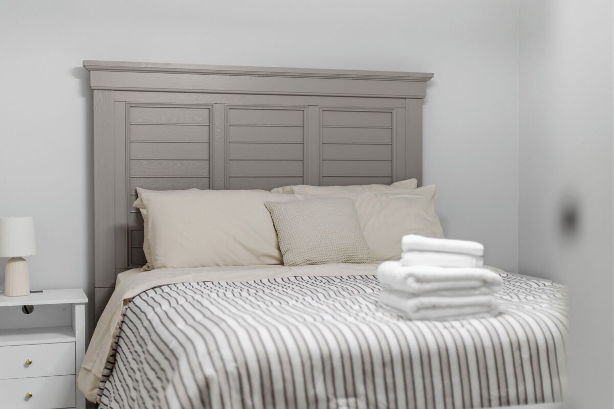 Tabla de planchar con plancha, wifi y ropa de cama 