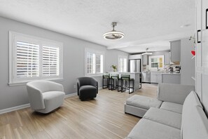 Living area - Delightful 2-bedroom loft in charming Monaca (Monaca)