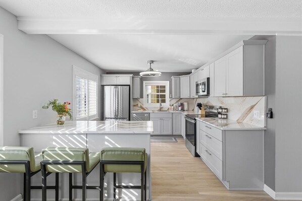 Private kitchen - Delightful 2-bedroom loft in charming Monaca (Monaca)