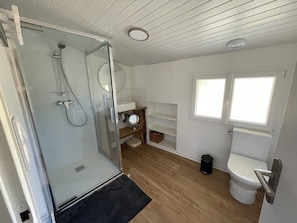 Hiustenkuivaaja, pyyhkeet, vessapaperi