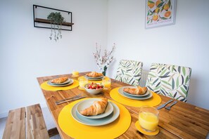 Dining - Bright 3-Bed 2.5-Bath Bolton Home (Bolton)