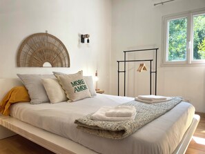 1 habitación, cuna de viaje y ropa de cama 