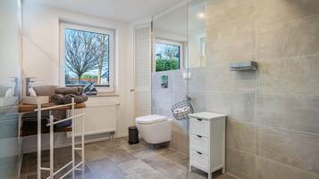 Douche, séchoir à cheveux, serviettes fournies