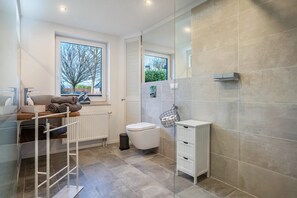 Dusche, Haartrockner, Handtücher