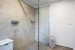 Shower, hair dryer, towels - Apartment “Manthei” with Private Terrace, Garden, and Wi-Fi (Kluis)