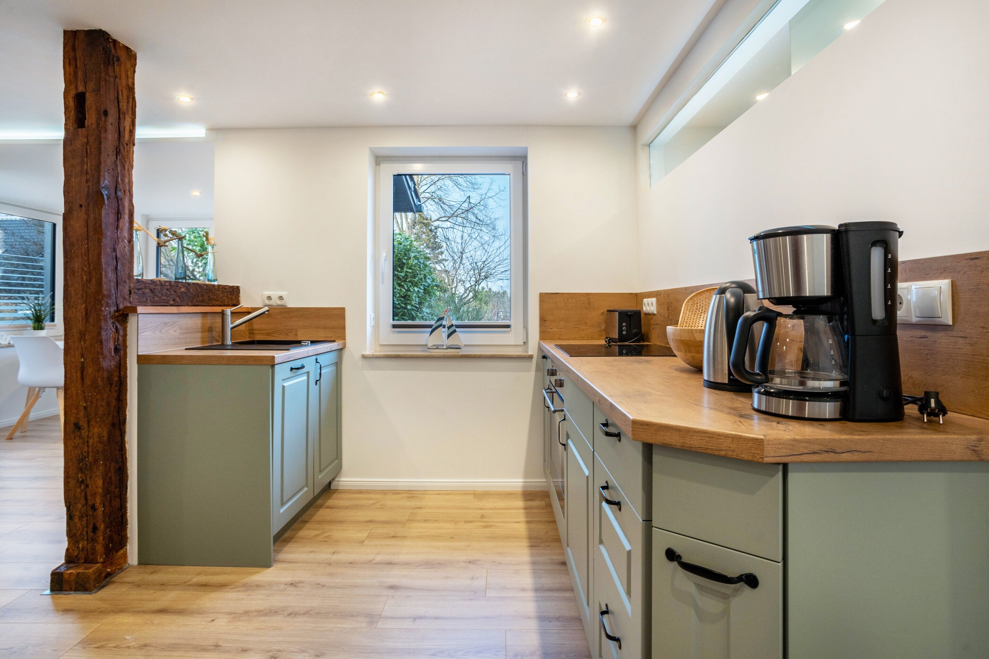 Een koelkast, een oven, een kookplaat, een vaatwasser