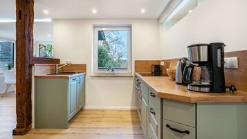 Een koelkast, een oven, een kookplaat, een vaatwasser