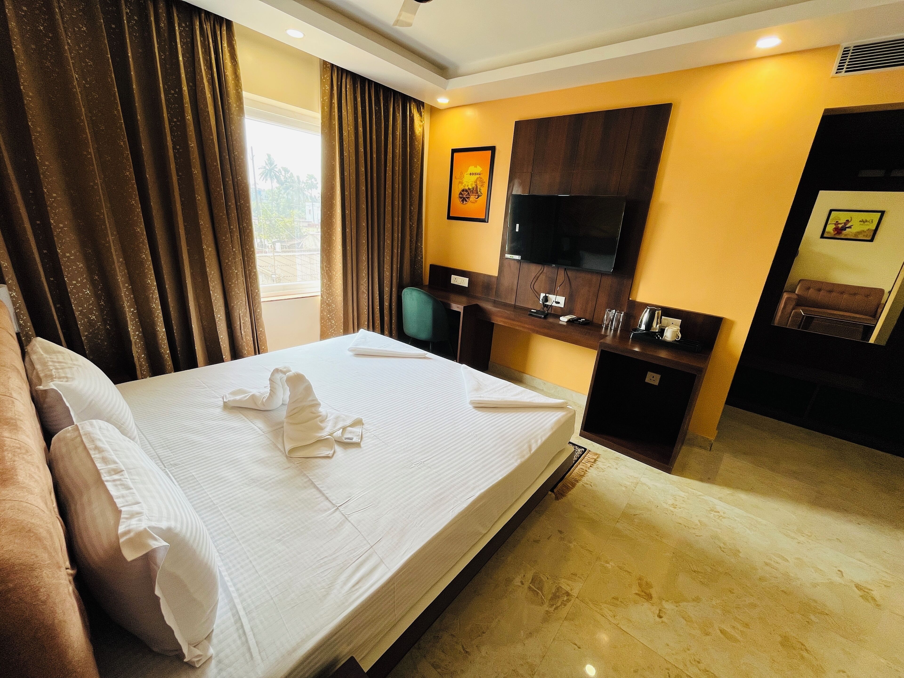 Dobbelt- eller tomannsrom – standard, hageutsikt | Skrivebord, skrivebord for bærbar PC og strykejern/-brett