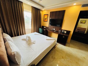 Standaard kamer, 1 twee- of 2 eenpersoonsbedden, uitzicht op tuin | Een bureau, een laptopwerkplek, een strijkplank/strijkijzer, gratis wifi