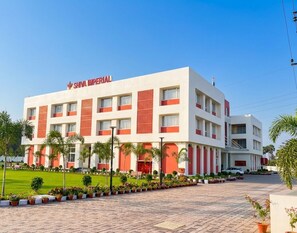 Vista frontal de la propiedad