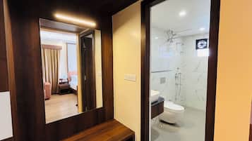 Standaard kamer, 1 twee- of 2 eenpersoonsbedden, uitzicht op tuin | Badkamer | Een douche, gratis toiletartikelen, handdoeken, zeep